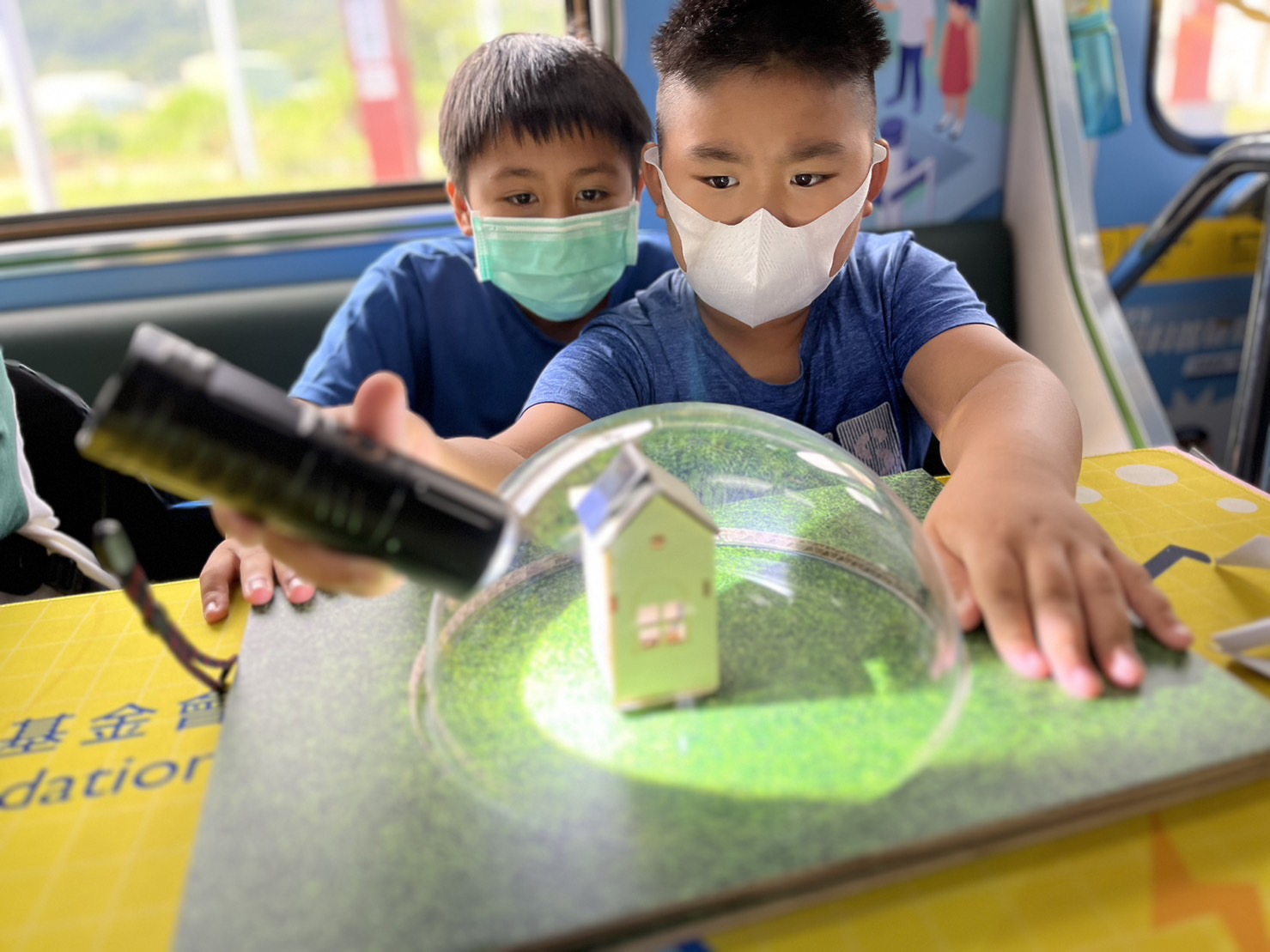 博天堂參與基礎科學主題車廂，以STEAM教學精神，設計「逐日科學家」、「太陽能工程師」以及「淨零建築師」三大能源科普課程和實驗